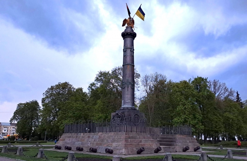 Мінкульт вивчає статус Монумента Слави та інших імперських пам’ятників Полтаві: планів на демонтаж немає