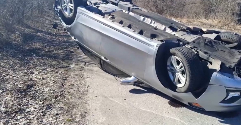 У Горішніх Плавнях авто перекинулося на дах, у салоні була маленька дитина (додано)