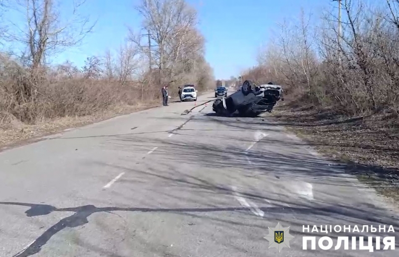 У Горішніх Плавнях авто перекинулося на дах, у салоні була маленька дитина (додано)