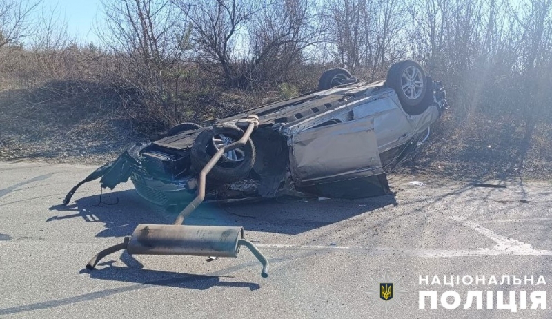 У Горішніх Плавнях авто перекинулося на дах, у салоні була маленька дитина (додано)