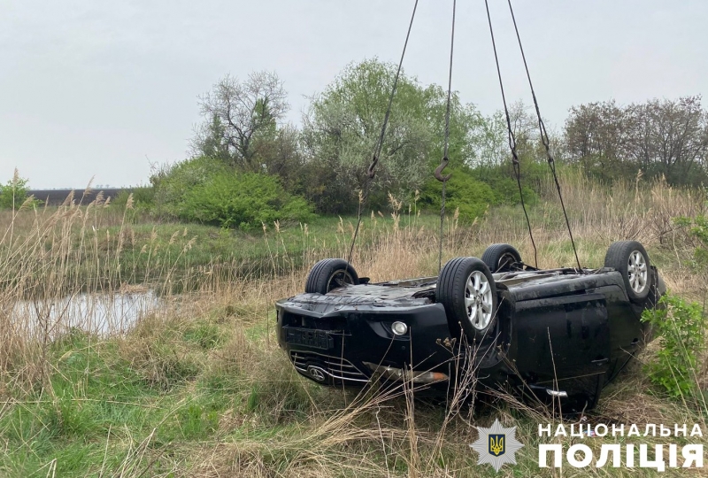 Автівку Toyota Camry з тілами людей дістали з річки у Кременчуцькому районі