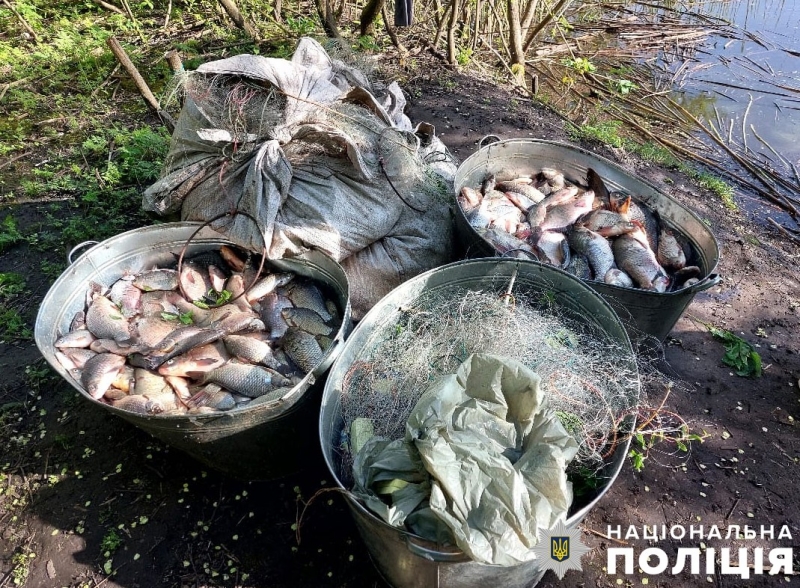 Поліцейські виявили браконьєрський човен та 840 метрів сіток