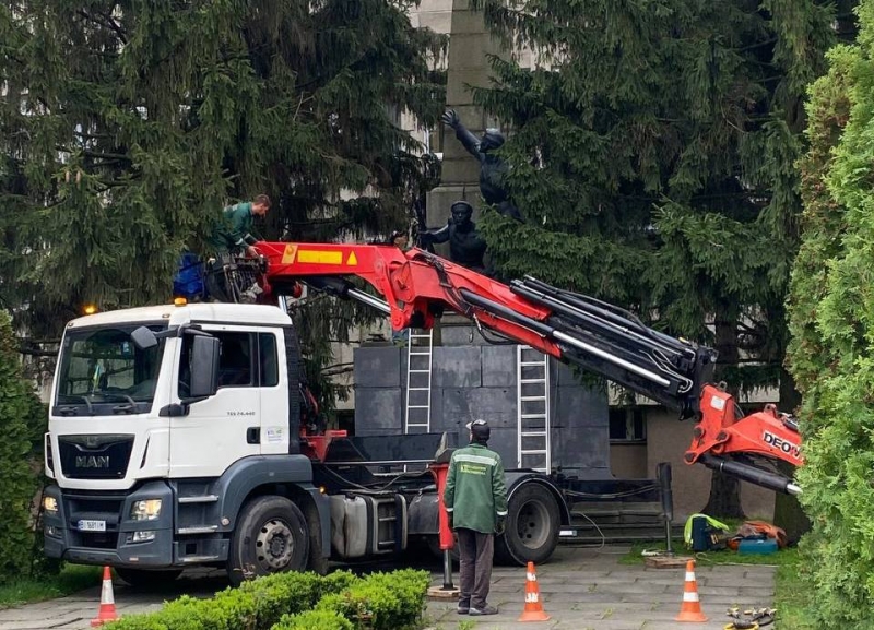 У Кременчуці демонтують памʼятник борцям за владу рад