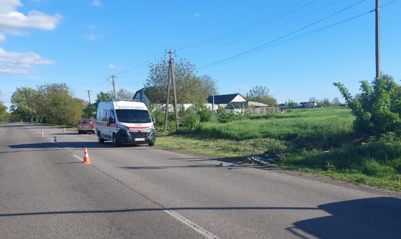 У Кременчуцькому районі автомобіль наїхав на велосипедистку. Жінка померла у “швидкій”