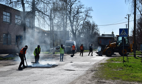 У Пирятині розпочато поточний ремонт доріг