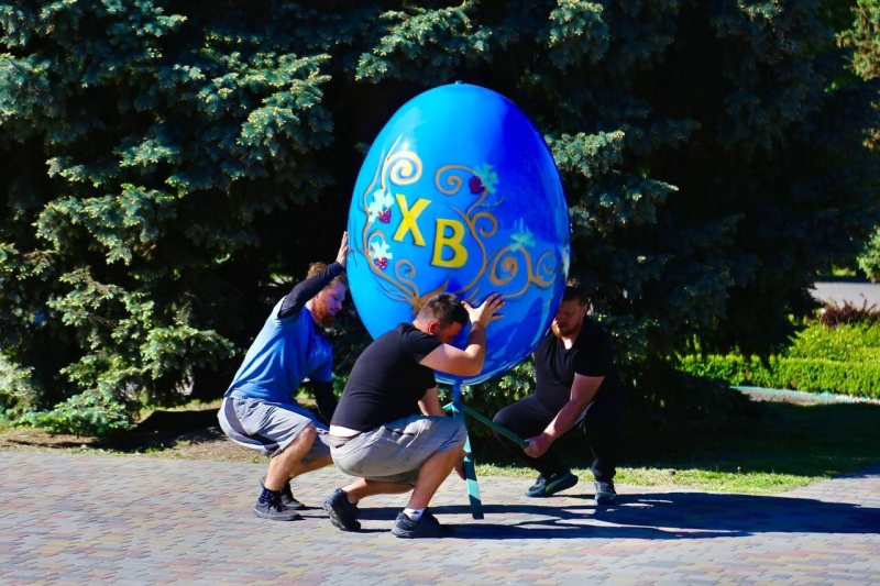 Великоднє диво: у Придніпровському парку з’явились величезні крашанки