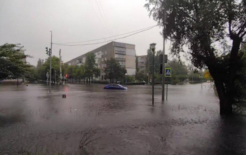 Горішні Плавні підтопило: люди допомагають один одному долати негоду