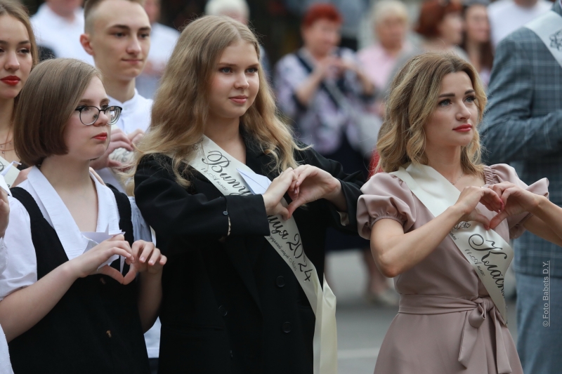 Останній дзвоник-2024. Щемливий фоторепортаж зі шкіл Кременчука