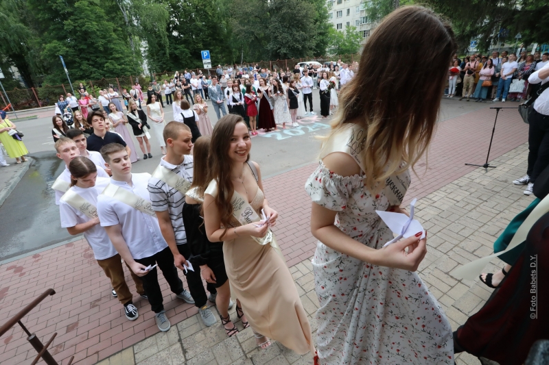 Останній дзвоник-2024. Щемливий фоторепортаж зі шкіл Кременчука