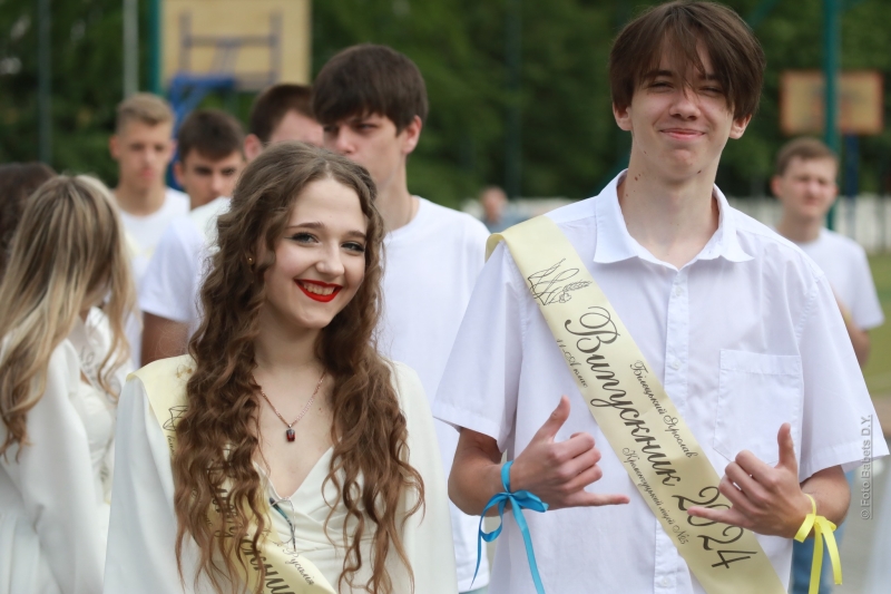 Останній дзвоник-2024. Щемливий фоторепортаж зі шкіл Кременчука