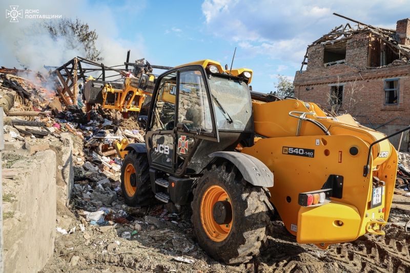 Ракетний удар по Полтавщині: 70 рятувальників долучились до гасіння пожежі та розбору завалів