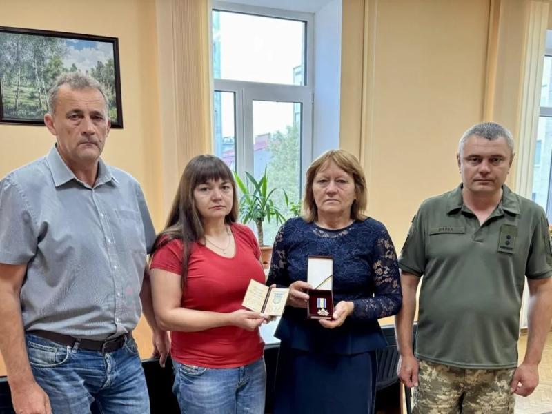 У Хорольській громаді родині загиблого військового передали нагороду “За мужність”