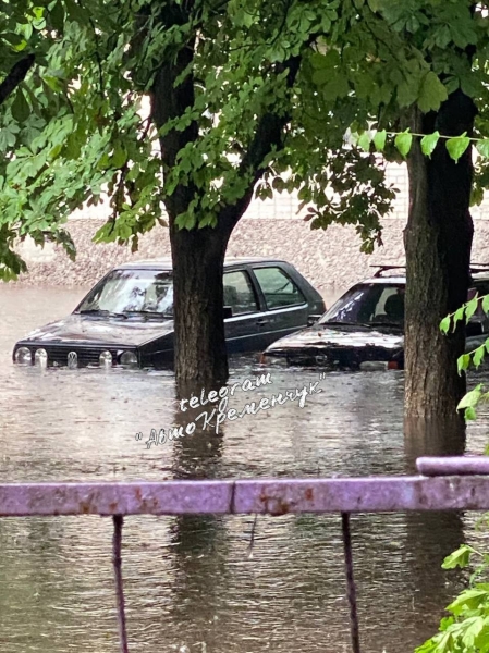 У Кременчуці випав град розміром з велетенську черешню, а вулиці затопило