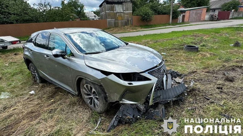 У Лубенському районі автомобіль злетів з дороги - постраждала жінка