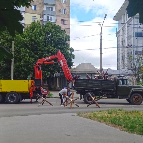 У Полтаві замовили на 500 тис. грн демонтаж гаражів, протитанкових їжаків, бетонних блоків та антипаркувальних засобів