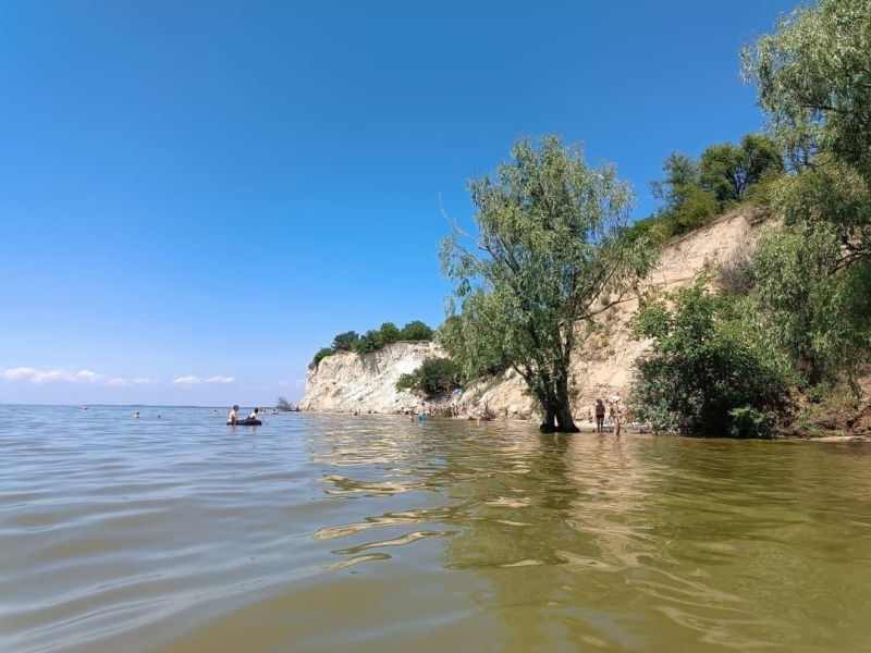 “Українські Мальдіви”, “Санжійка” чи “Занзібар”? Пляжі біля Пивихи заполонили відпочивальники