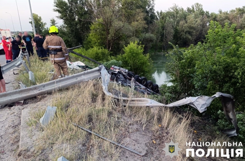 Моторошна аварія на трасі Київ – Харків: вантажівка злетіла з дороги прямо у Псел