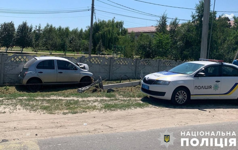 П’яний водій зніс стовп біля Піщанської гімназії і намагався підкупити поліцейських