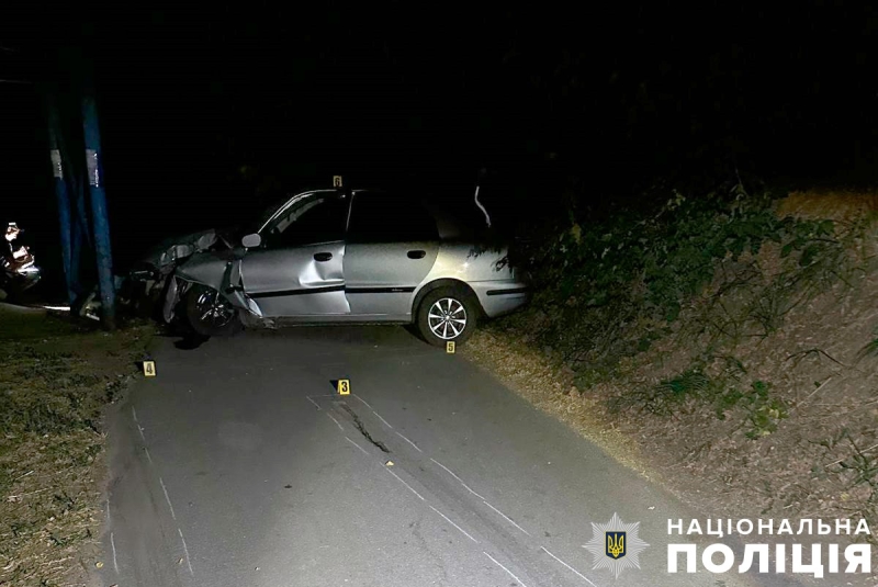 За кермом був 18-річний юнак: на Полтавщині Lanos влетів у металеву опору мосту