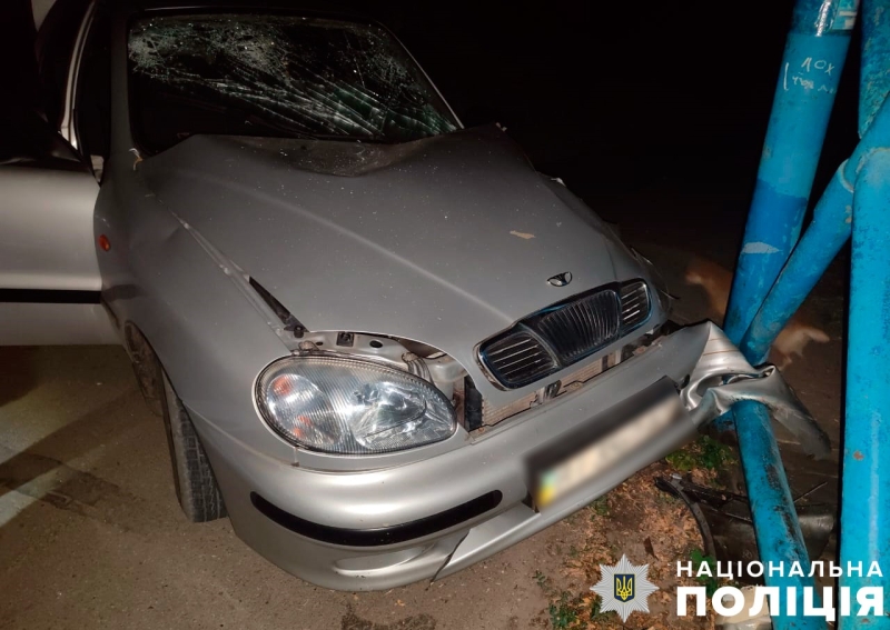 За кермом був 18-річний юнак: на Полтавщині Lanos влетів у металеву опору мосту