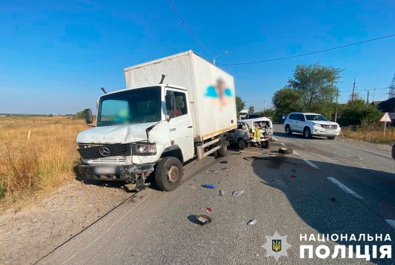 Зіштовхнувся з двома вантажівками: водій ЗАЗу дивом вижив у страшній аварії на трасі Кременчук-Полтава