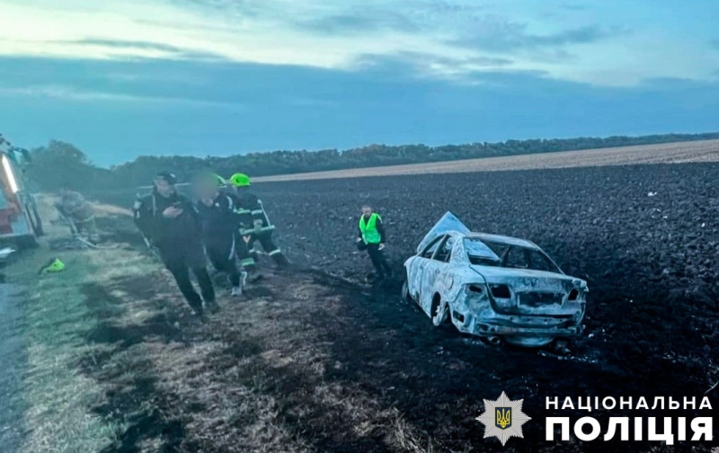 На Полтавщині автомобіль з’їхав з дороги в поле і загорівся, водій отримав важкі опіки