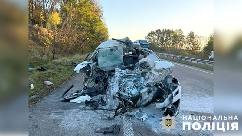 На Полтавщині внаслідок аварії загорівся автомобіль – водійку та неповнолітнього пасажира госпіталізовано