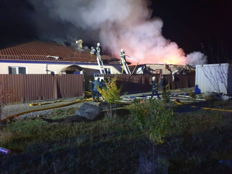 Жахливі наслідки ворожої атаки по Полтавській громаді: горять будинки, звідти рятують людей