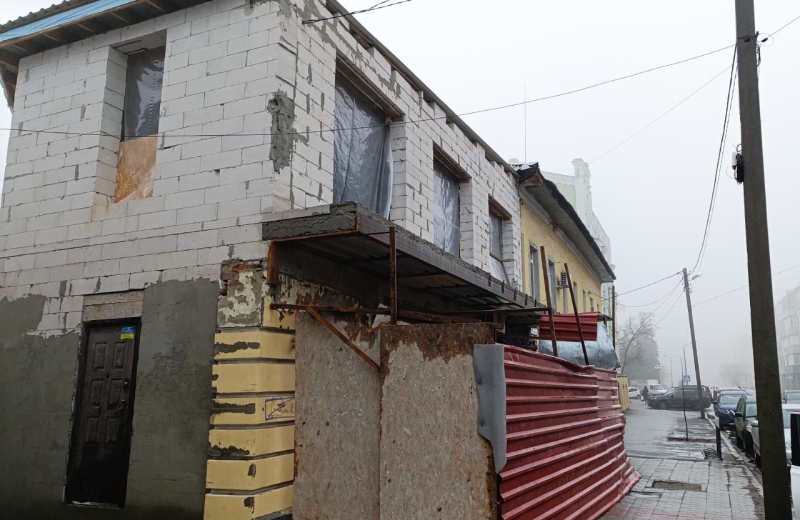 Рік тому до історичної будівлі в центрі Полтави незаконно прибудували другий поверх: його досі не демонтували