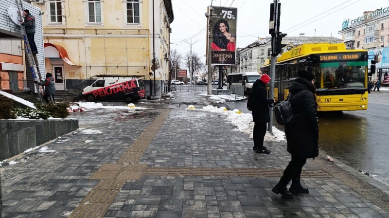 У центрі Полтави завершують ремонт покриття на двох зупинках: мешканці скаржаться на недоліки