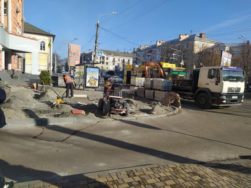 У центрі Полтави завершують ремонт покриття на двох зупинках: мешканці скаржаться на недоліки