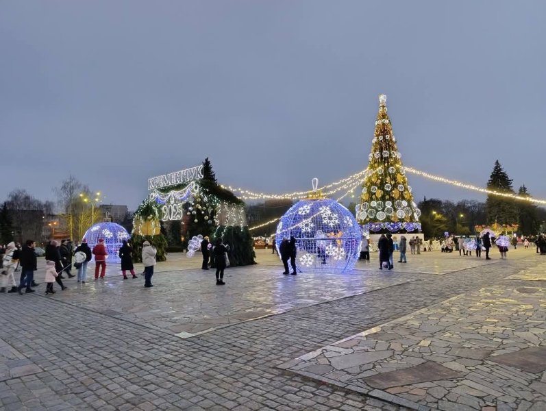 Ялинка на площі Перемоги продовжить радувати містян до 26 січня